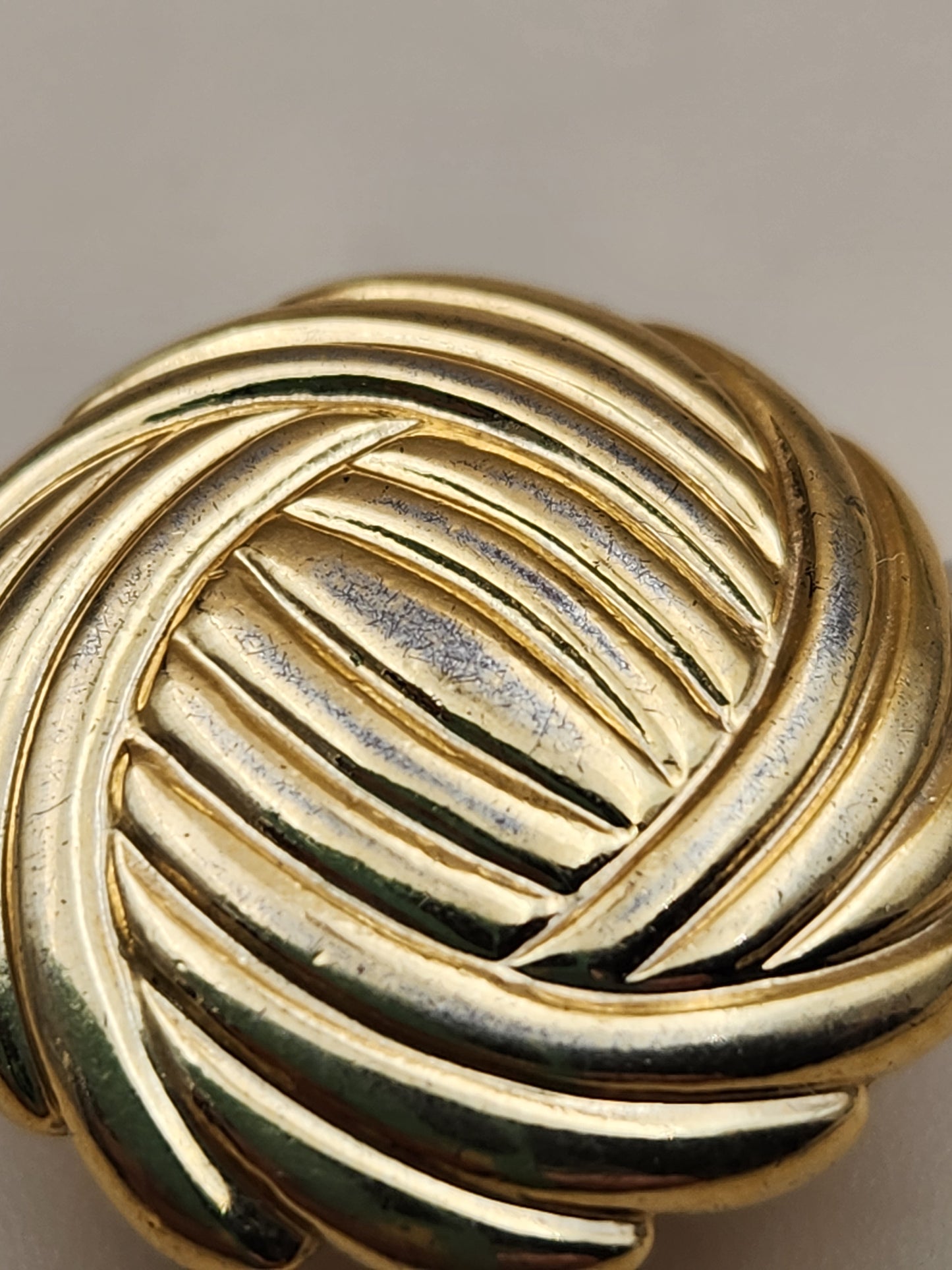 NAPIER Gold Tone Swirl/Ribbed Vintage 1970's-80's Stud Earrings