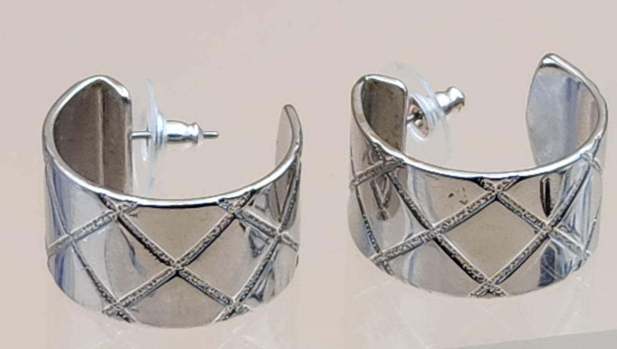 Silver Tone 1990's Vintage Quilted Design Thick Huggie Hoop Earrings