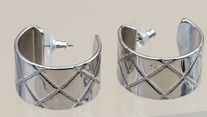 Silver Tone 1990's Vintage Quilted Design Thick Huggie Hoop Earrings