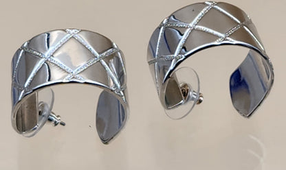 Silver Tone 1990's Vintage Quilted Design Thick Huggie Hoop Earrings