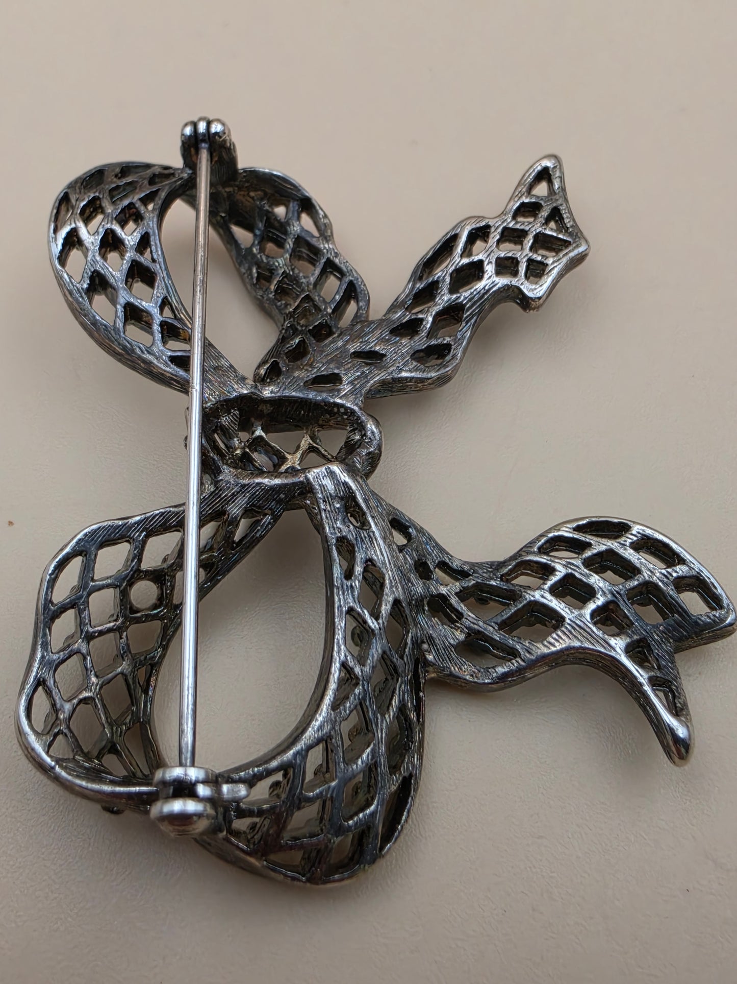 Antiqued Silver Tone/Openwork Filagree Fancy Ribbon Bow Vintage 1950's Brooch