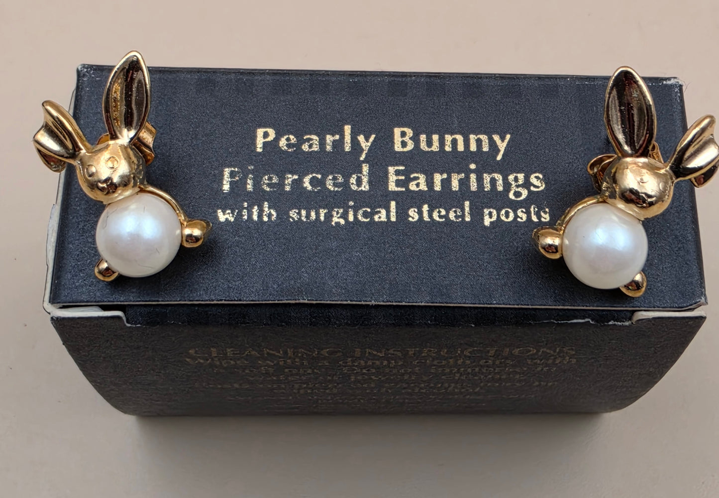 AVON "Pearly Bunny" Vintage 1994 Goldtone/Faux Pearl Stud Earrings