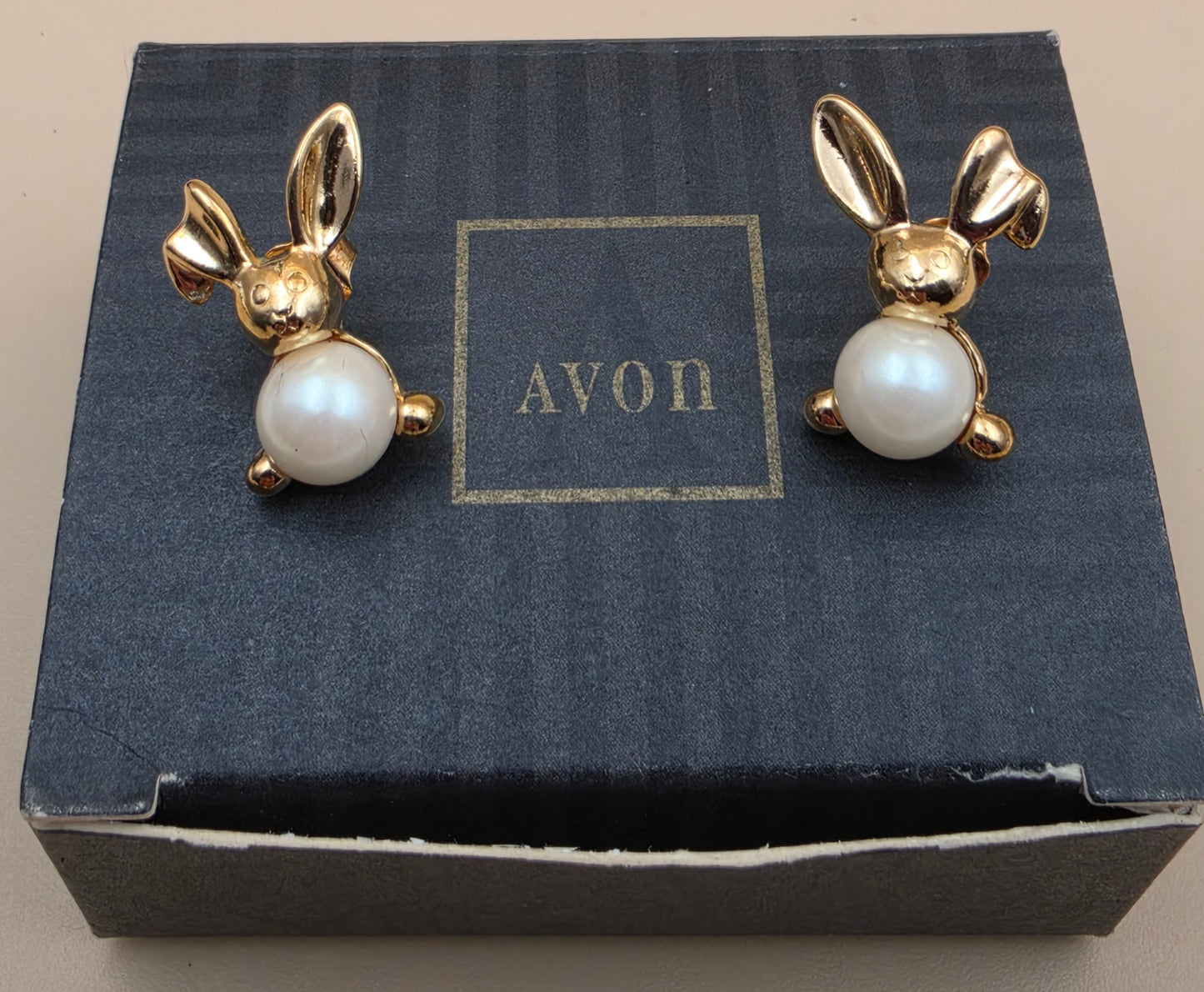 AVON "Pearly Bunny" Vintage 1994 Goldtone/Faux Pearl Stud Earrings