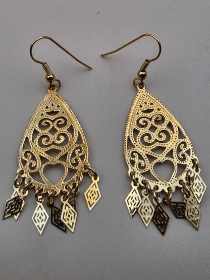 AVON Vintage 1990's "Filagree Fun" Goldtone Openwork Dangle Earrings