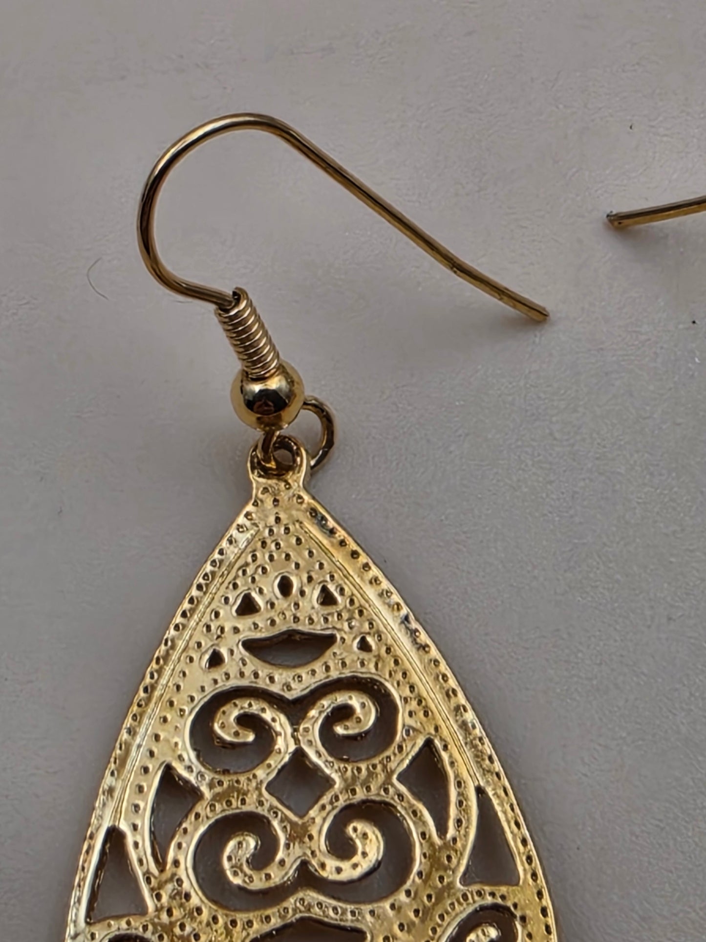AVON Vintage 1990's "Filagree Fun" Goldtone Openwork Dangle Earrings