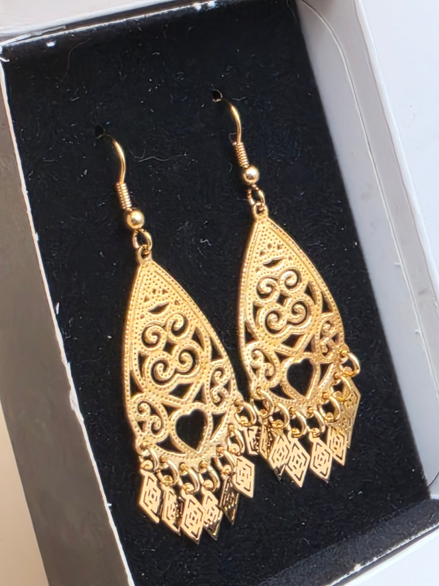 AVON Vintage 1990's "Filagree Fun" Goldtone Openwork Dangle Earrings