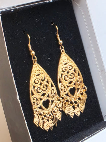 AVON Vintage 1990's "Filagree Fun" Goldtone Openwork Dangle Earrings