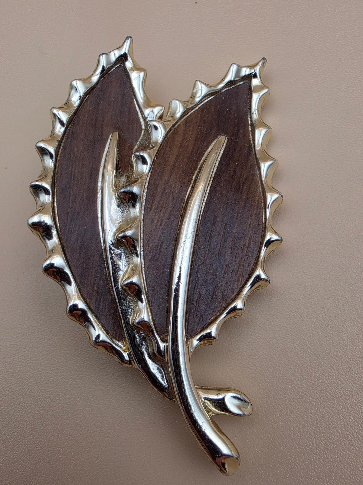 SARAH COVENTRY "Wooden Beauty" 1960's- 1970's Faux Wood Inlay/Silvertone Vintage 2.25" Leaf Brooch