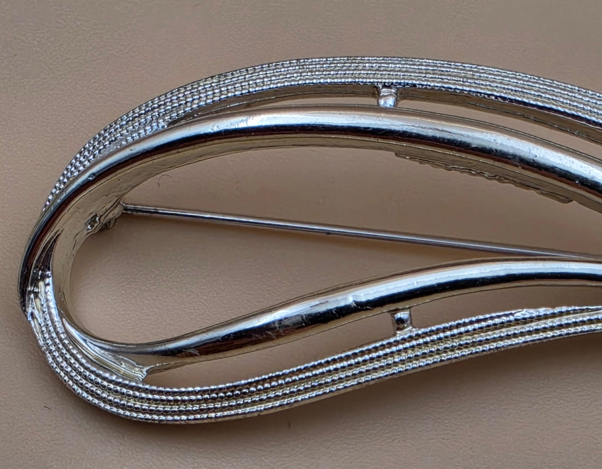 SARAH COVENTRY Vintage Silvertone/Textured Leaf Swoosh Brooch