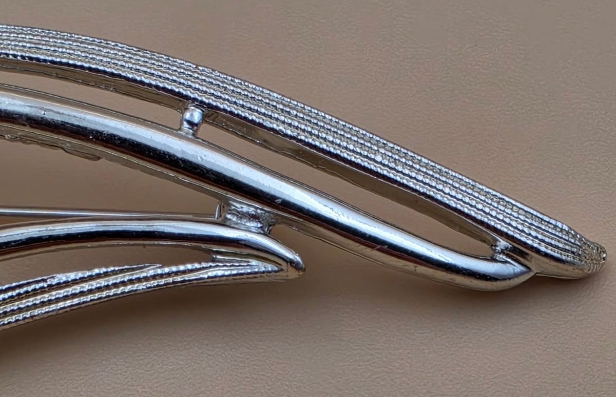 SARAH COVENTRY Vintage Silvertone/Textured Leaf Swoosh Brooch