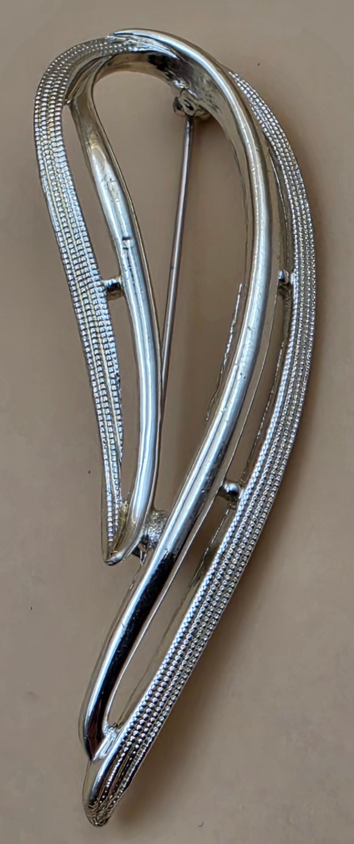 SARAH COVENTRY Vintage Silvertone/Textured Leaf Swoosh Brooch