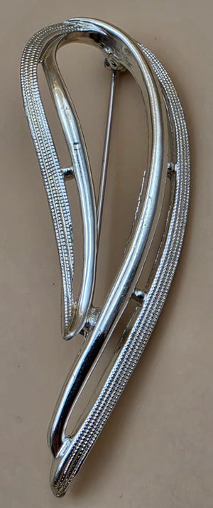 SARAH COVENTRY Vintage Silvertone/Textured Leaf Swoosh Brooch