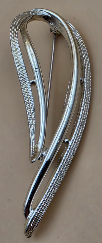 SARAH COVENTRY Vintage Silvertone/Textured Leaf Swoosh Brooch
