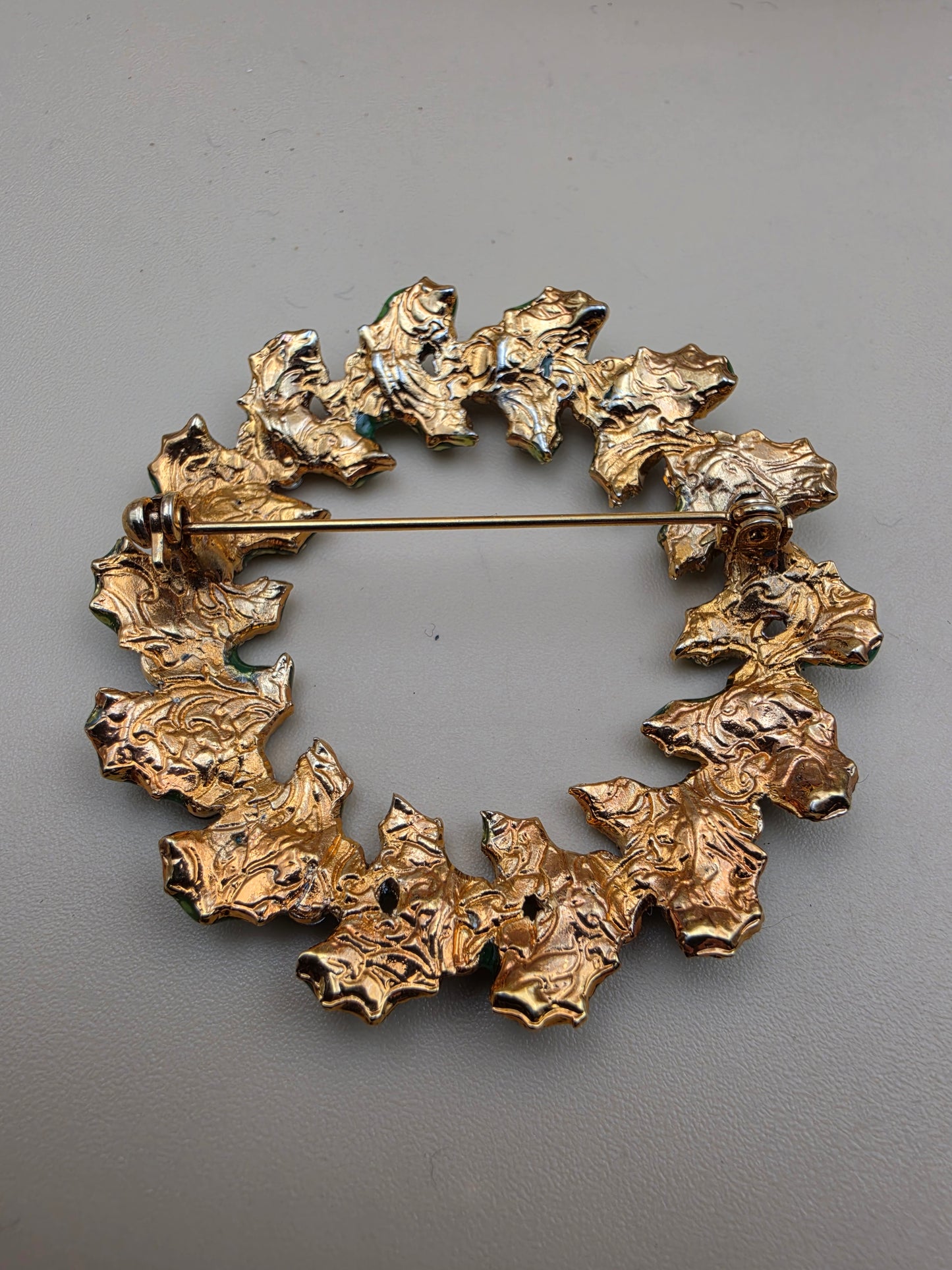 1960's- 1970's Green Enamel/Red Crystal Stones/Goldtone Vintage Christmas Wreath Brooch