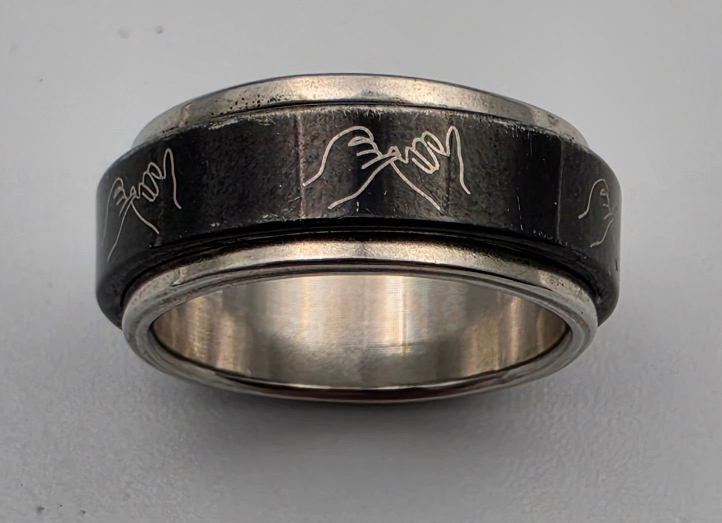 Black/Silvertone Engraved Spinner Ring Size 6.5