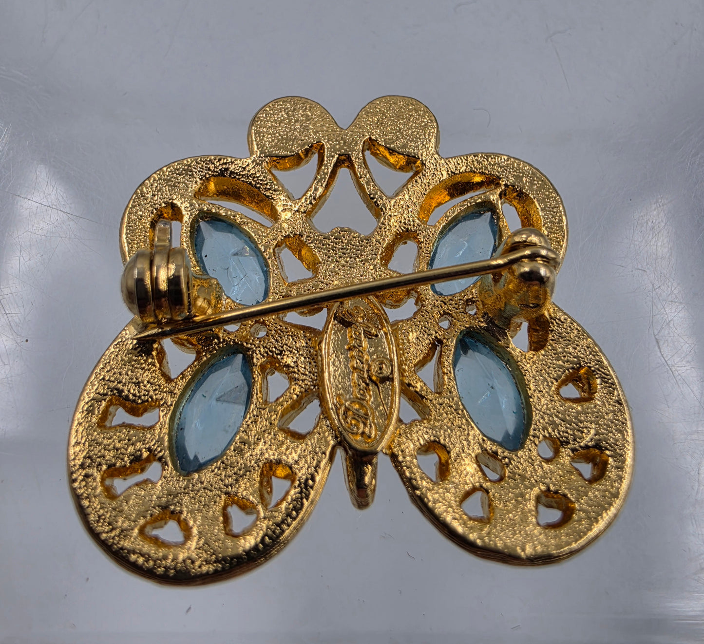 DANECRAFT  Vintage Gold Tone Filagree/ Blue Glass Rhinestone Brooch
