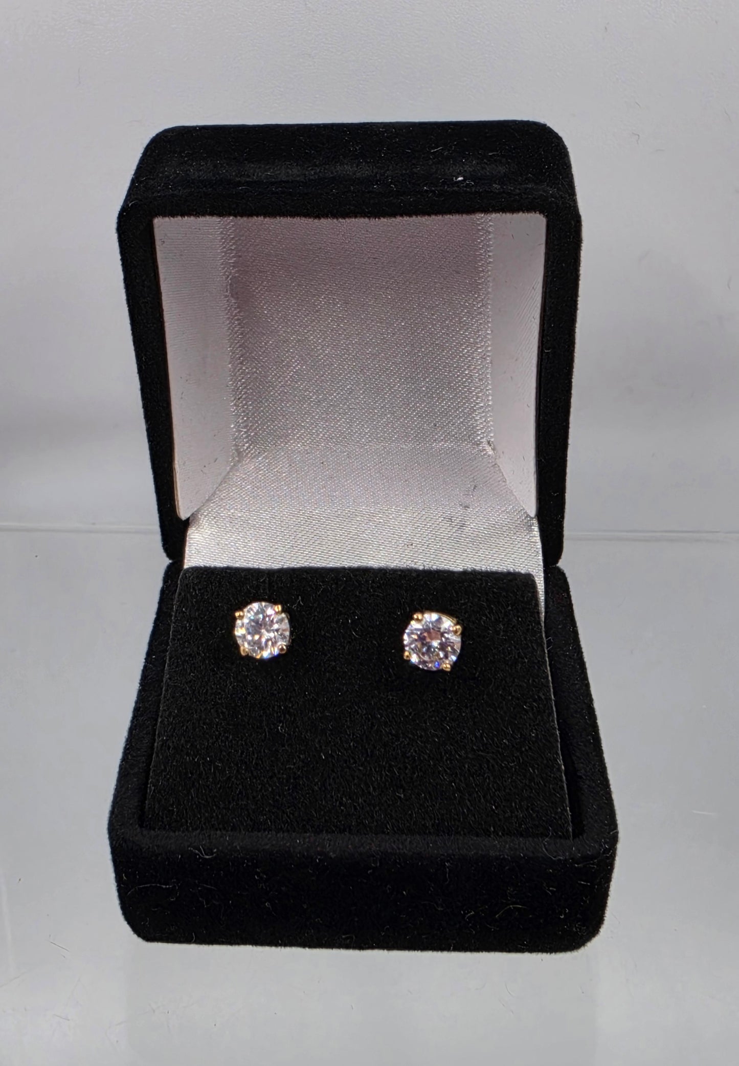 CARLA CORPORATION 14K Vintage 4.9mm(1 CTW) White Topaz Stud Earrings