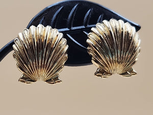 14 Kt Yellow Gold Scallop Sea Shell Earrings 3.75 Grams Total Weight