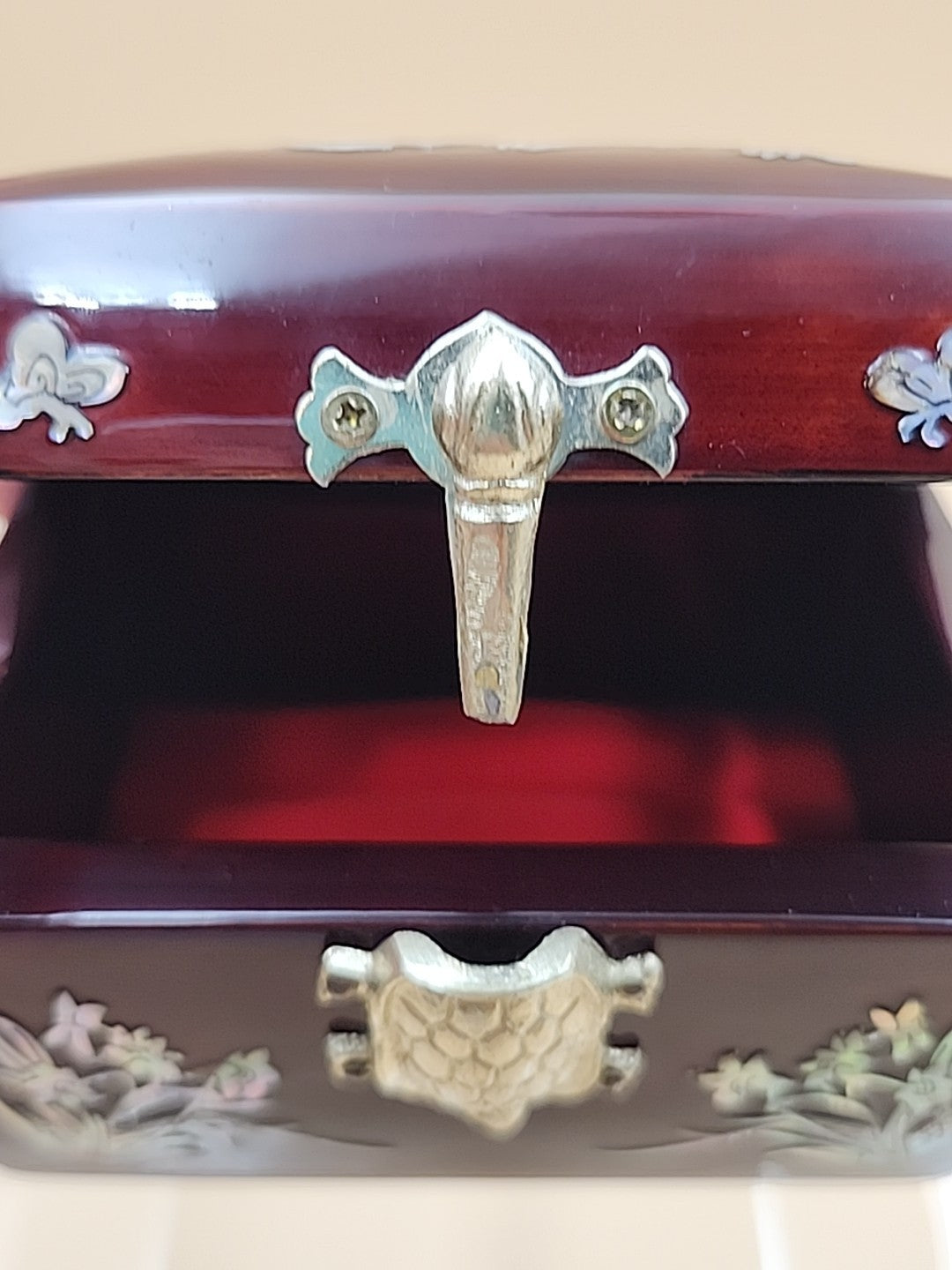 Korean Najeon Chiligi Mother Of Pearl Laquerware Ring Box