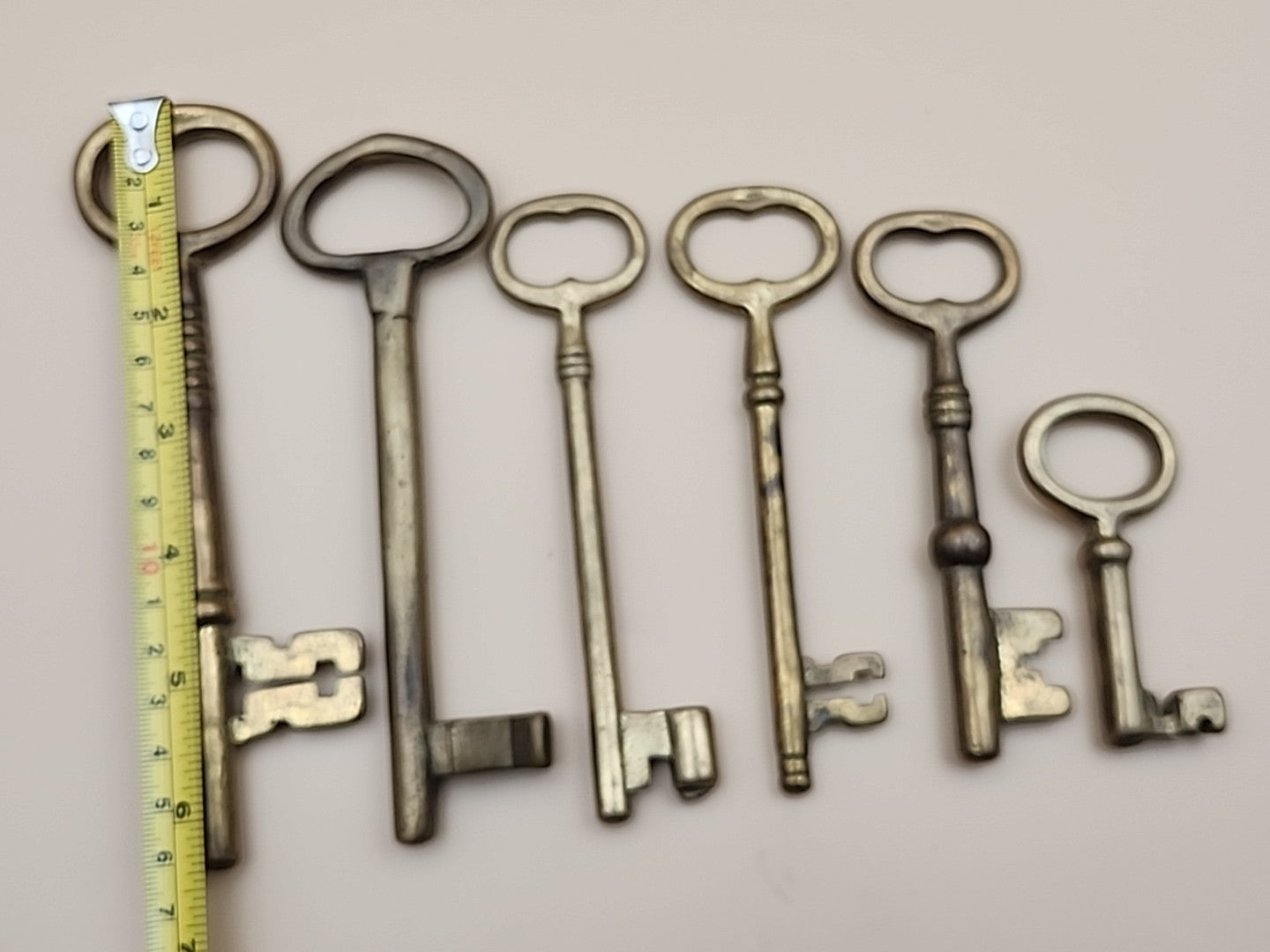 Brass Skeleton Keys Lot Of 6 With Holder