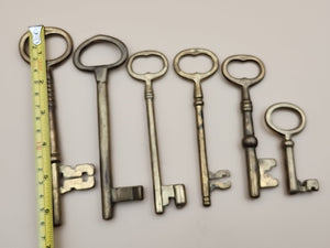 Brass Skeleton Keys Lot Of 6 With Holder