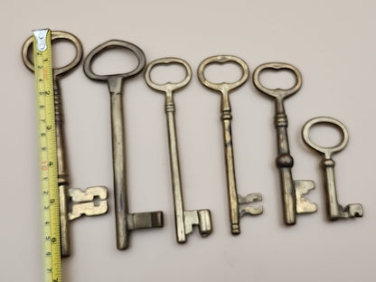 Brass Skeleton Keys Lot Of 6 With Holder