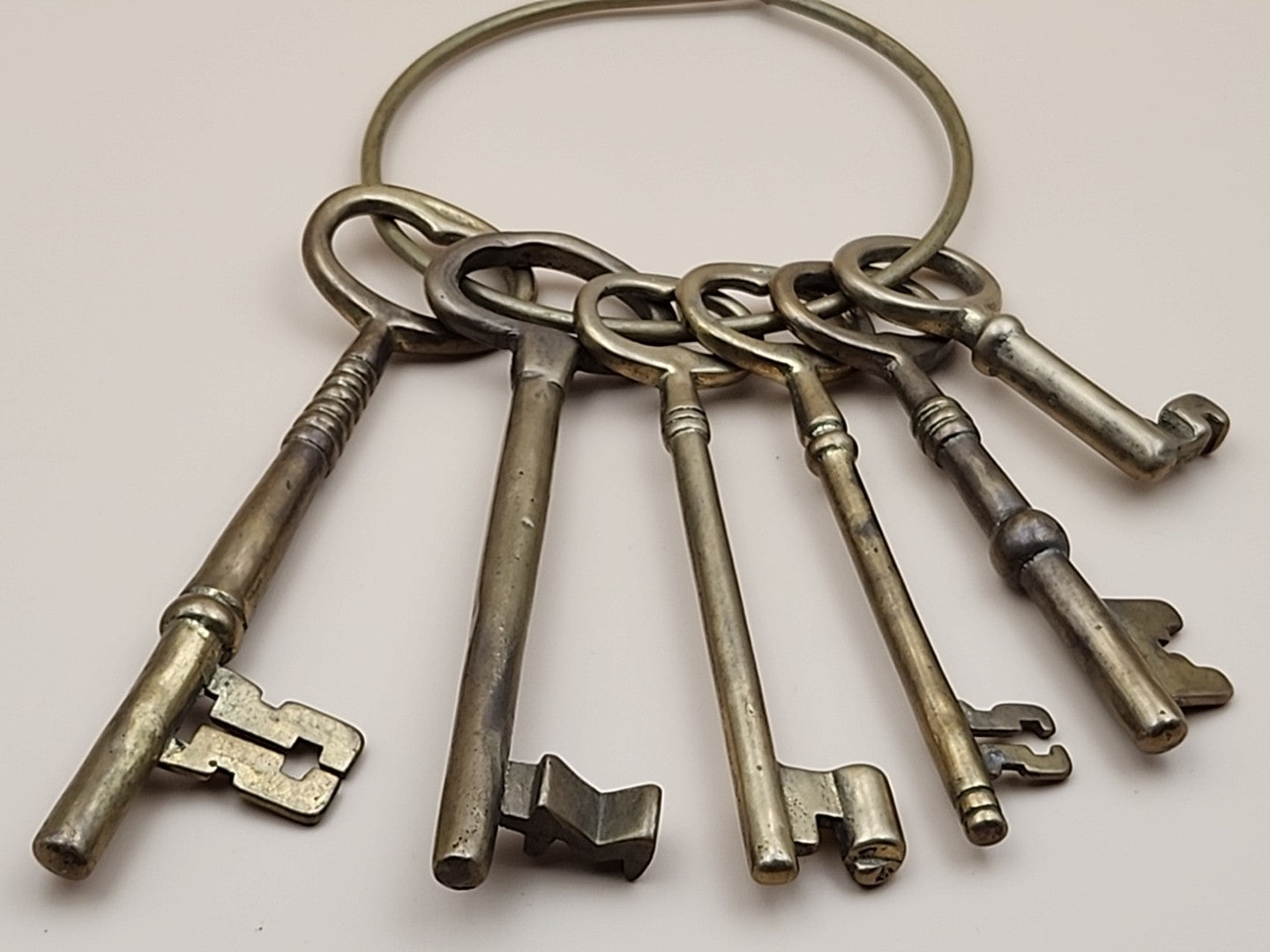 Brass Skeleton Keys Lot Of 6 With Holder
