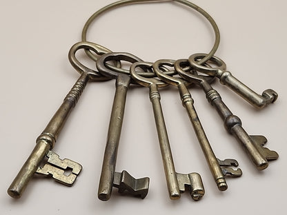 Brass Skeleton Keys Lot Of 6 With Holder