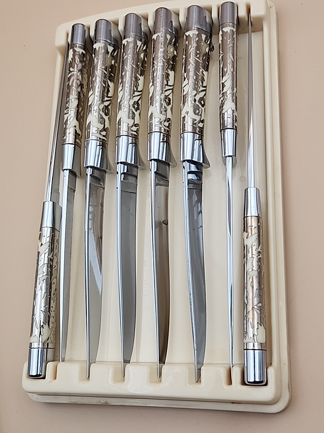 CARVELL HALL By Briddell Set Of 8 Steak Knives In Original Plastic Storage Box