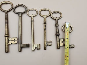 Brass Skeleton Keys Lot Of 6 With Holder