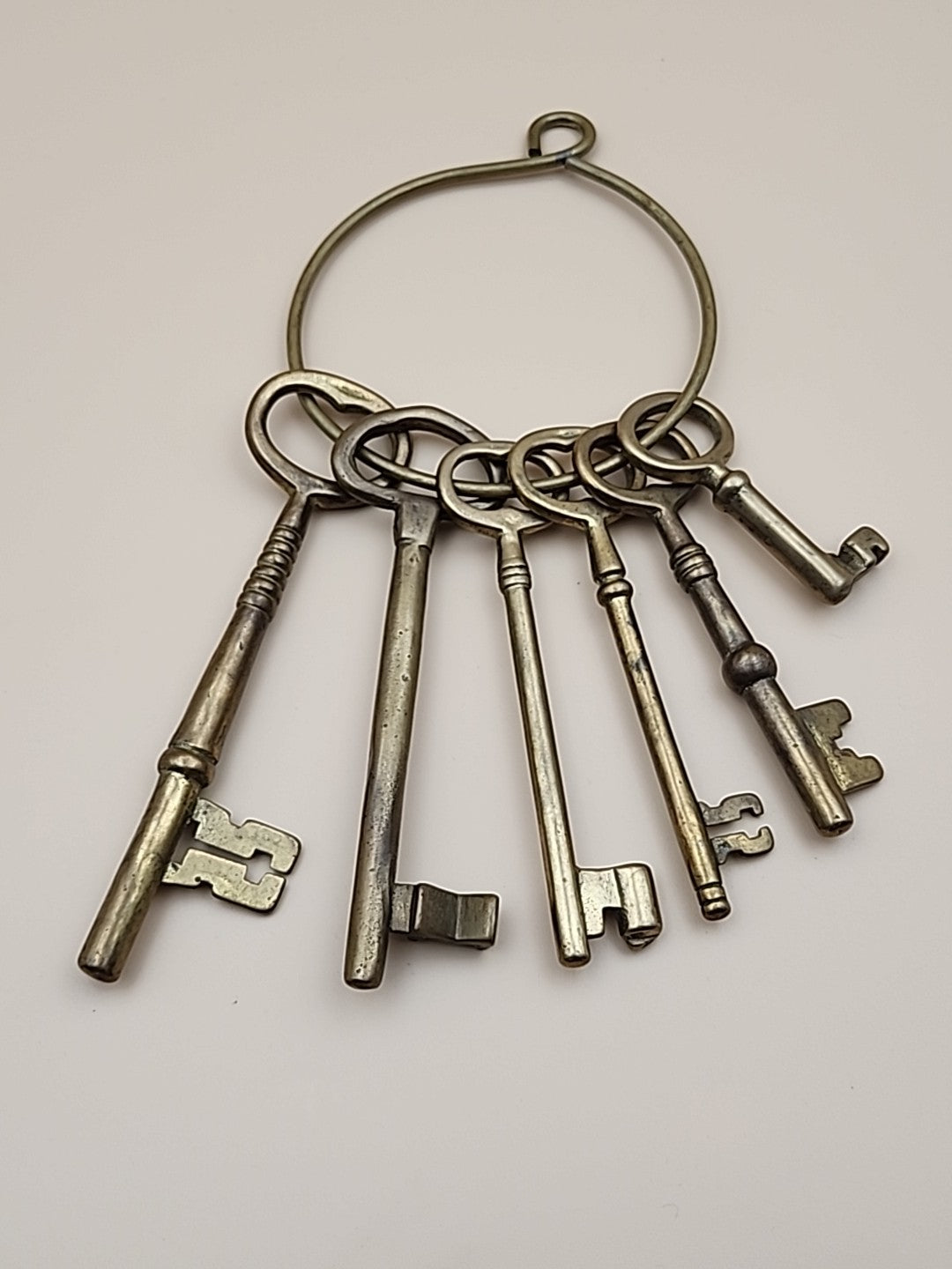 Brass Skeleton Keys Lot Of 6 With Holder