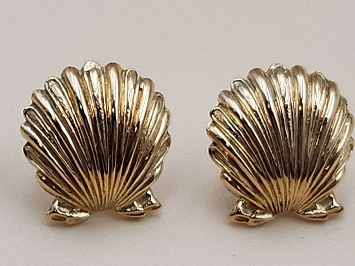 14 Kt Yellow Gold Scallop Sea Shell Earrings 3.75 Grams Total Weight