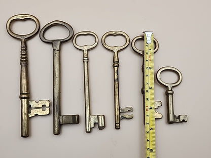 Brass Skeleton Keys Lot Of 6 With Holder