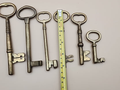 Brass Skeleton Keys Lot Of 6 With Holder